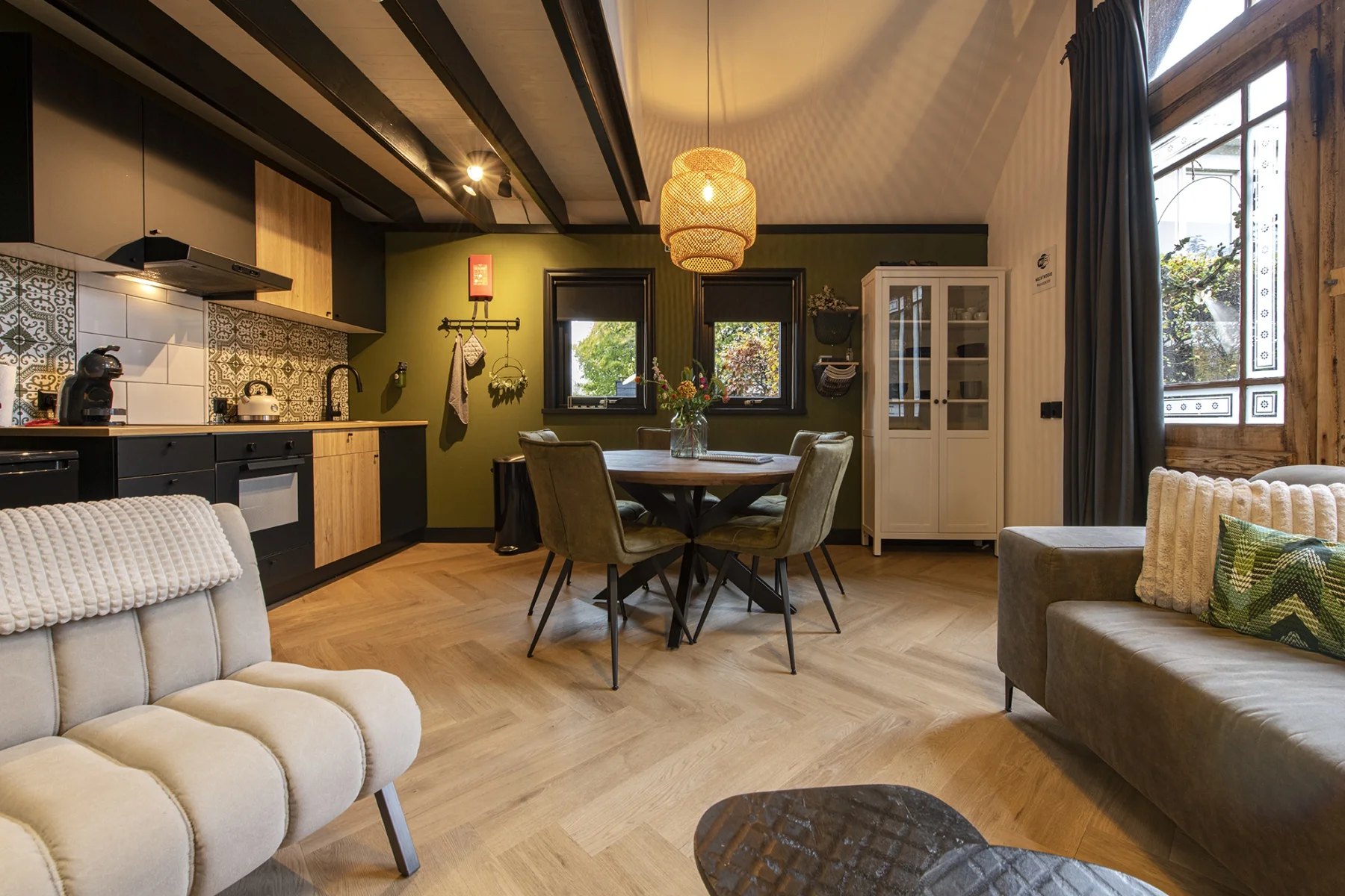 Woonkamer en eigen keuken