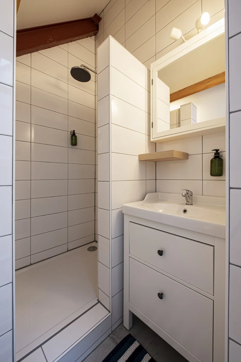 Dusche und Waschbecken