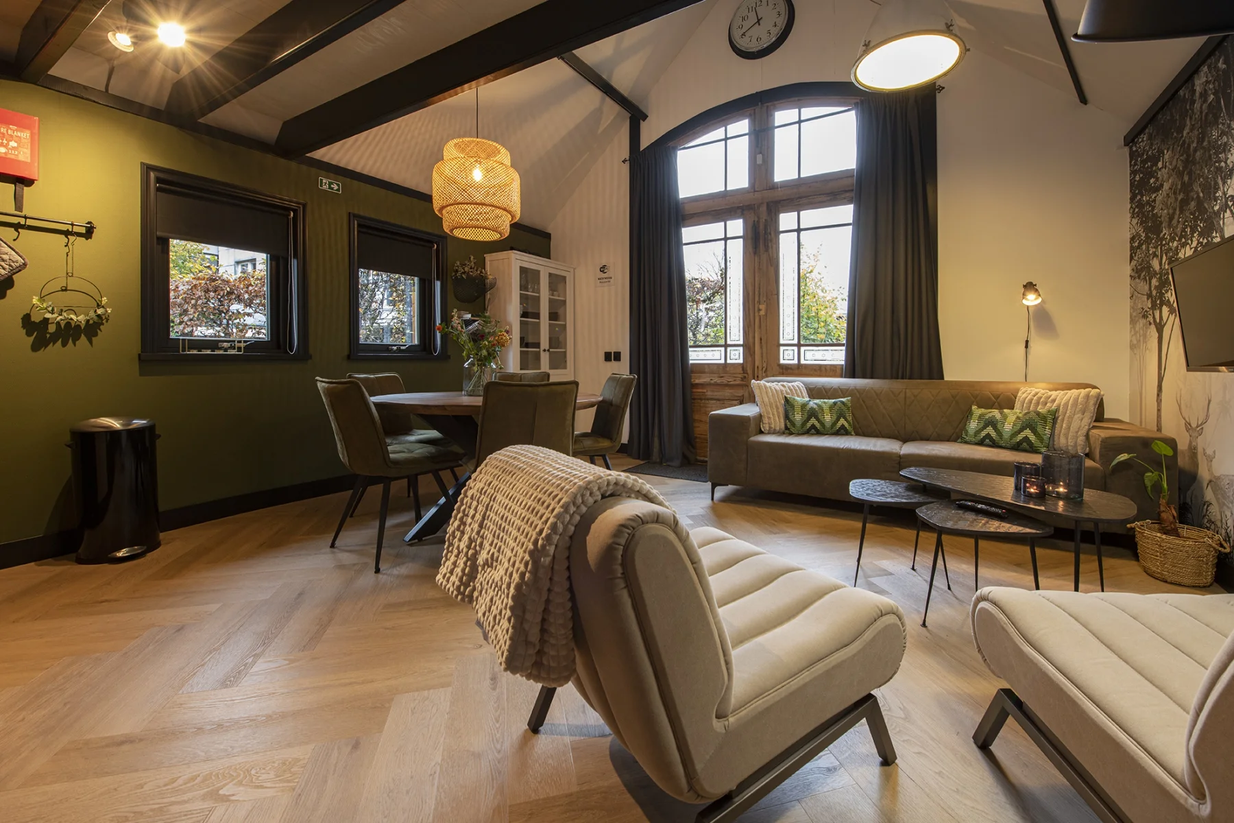Wohnzimmer mit Esstisch und Sitzecke